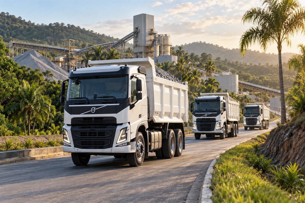 Frota de caminhões caçamba Volvo brancos saindo da pedreira